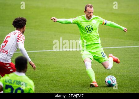 Wolfsburg, Germania. 22 maggio 2021. Maximilian Arnold (R) di Wolfsburg compete nel corso di una partita di calcio della Bundesliga tedesca tra Wolfsburg e Magonza 05 a Wolfsburg, Germania, 22 maggio 2021. Credit: Kevin Voigt/Xinhua/Alamy Live News Foto Stock