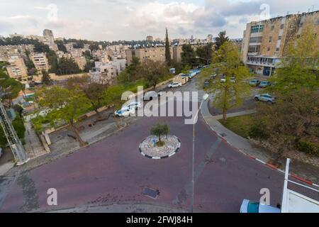 gerusalemme-israele. 10-04-2020. Una vista dall'alto di una piazza del traffico nel quartiere Givat Mordechai di Gerusalemme Foto Stock