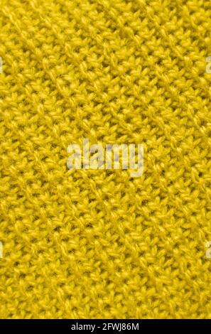 Closeup la texture di luce giallo Alpaca tessuto lavorato a maglia lana Nelle ripetizioni diagonali Foto Stock