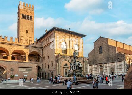 Piazza maggiore nel centro storico di Bologna, Emilia-Romagna, Italia Foto Stock