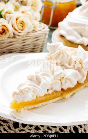 Torta di pesca con meringa. Dessert da festa Foto Stock