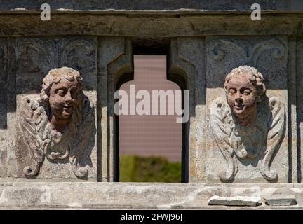 Ritratti di angeli decorano la colonna mariana in campagna, repubblica Ceca Foto Stock