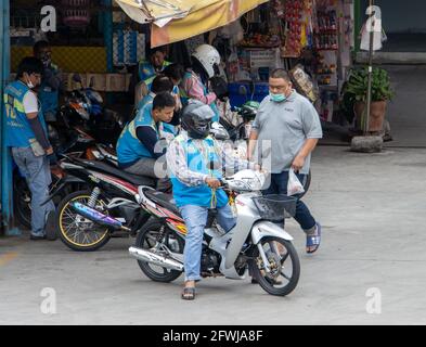 SAMUT PRAKAN, THAILANDIA, 20 2020 LUGLIO, i tassisti Moto aspettano i loro passeggeri alla stazione moto-taxi Foto Stock