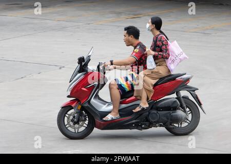 SAMUT PRAKAN, THAILANDIA, 25 2020 LUGLIO, la coppia corre in moto in strada. Foto Stock