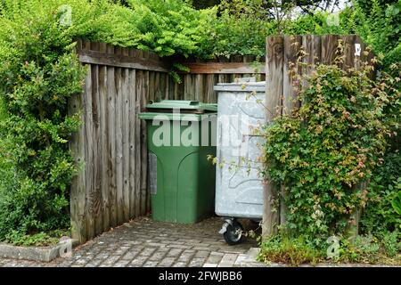 Contenitore in metallo per rifiuti di casa e contenitore in plastica per rifiuti organici in una nicchia di legno. Foto Stock