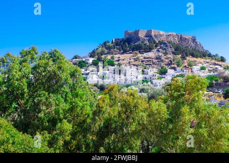 Fortezza medievale intorno all'acropoli della città di Lindos Sull'isola di Rodi Foto Stock