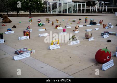 Tel Aviv, Israele. 23 maggio 2021. 67 bambole sono collocate in piazza Habima a Tel Aviv per rappresentare i bambini palestinesi e israeliani morti nell'ultimo confronto tra il governo israeliano e il movimento islamico palestinese Hamas. Credit: Ilia Yefimovich/dpa/Alamy Live News Foto Stock