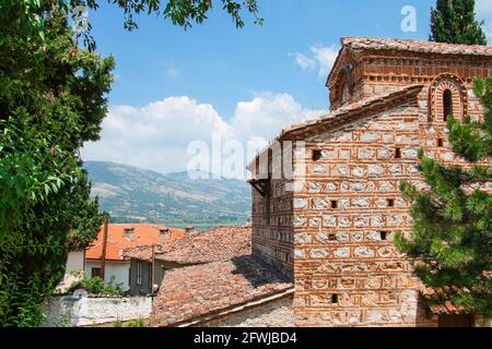 Bellissimo paesaggio greco con montagna, tetti di Kastoria e vecchia chiesa di bysantine. Grecia, Kastoria. Foto Stock