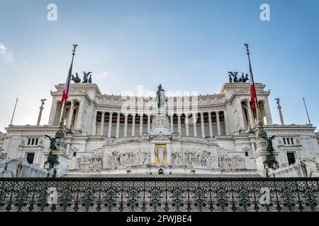 Vista frontale del Monumento Nazionale Vittorio Emanuele II o Vittoriano nel centro di Roma Foto Stock