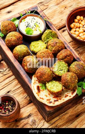 Palline di falafel su un falafel di legno di taglio board.Arabo snack Foto Stock