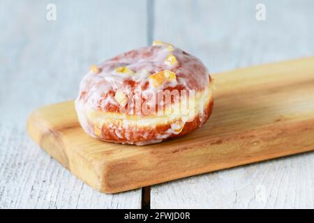 Fat Giovedi celebrazione - tradizionali ciambelle polish riempito di marmellata. Dessert da festa Foto Stock