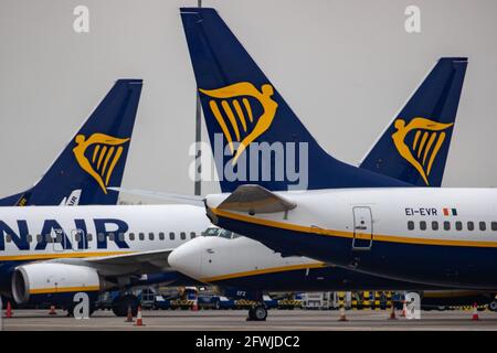 La foto del 14 maggio mostra Ryanair aeromobili e attrezzature ausiliarie parcheggiati presso l'aeroporto di Stansted in Essex.Today la società ha annunciato perdite di £702m. Ryanair ha riportato oggi una perdita annuale record dopo le imposte di £702m dopo che le restrizioni di Covid-19 lo hanno costretto a rottamare oltre il 80% dei voli, ma la compagnia aerea ha detto che ci sono stati segni il recupero era iniziato. Ryanair ha detto che ha volato 27.5 milioni di passeggeri nel suo esercizio finanziario chiuso marzo, in calo rispetto ai 149 milioni dell'anno precedente in quello che ha definito il più impegnativo della sua storia. La compagnia aerea ha ribadito la sua previsione che il numero di passeggeri per il CUR Foto Stock