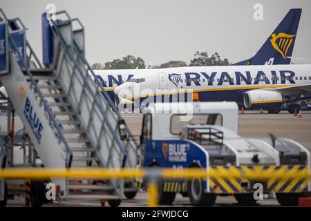 La foto del 14 maggio mostra Ryanair aeromobili e attrezzature ausiliarie parcheggiati presso l'aeroporto di Stansted in Essex.Today la società ha annunciato perdite di £702m. Ryanair ha riportato oggi una perdita annuale record dopo le imposte di £702m dopo che le restrizioni di Covid-19 lo hanno costretto a rottamare oltre il 80% dei voli, ma la compagnia aerea ha detto che ci sono stati segni il recupero era iniziato. Ryanair ha detto che ha volato 27.5 milioni di passeggeri nel suo esercizio finanziario chiuso marzo, in calo rispetto ai 149 milioni dell'anno precedente in quello che ha definito il più impegnativo della sua storia. La compagnia aerea ha ribadito la sua previsione che il numero di passeggeri per il CUR Foto Stock