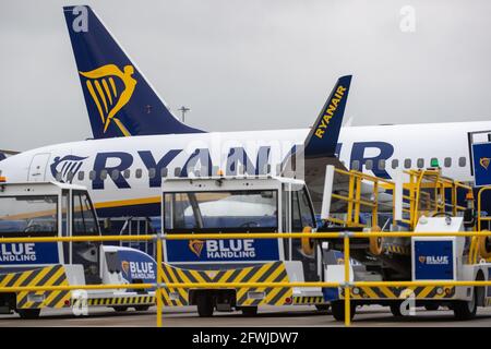 La foto del 14 maggio mostra Ryanair aeromobili e attrezzature ausiliarie parcheggiati presso l'aeroporto di Stansted in Essex.Today la società ha annunciato perdite di £702m. Ryanair ha riportato oggi una perdita annuale record dopo le imposte di £702m dopo che le restrizioni di Covid-19 lo hanno costretto a rottamare oltre il 80% dei voli, ma la compagnia aerea ha detto che ci sono stati segni il recupero era iniziato. Ryanair ha detto che ha volato 27.5 milioni di passeggeri nel suo esercizio finanziario chiuso marzo, in calo rispetto ai 149 milioni dell'anno precedente in quello che ha definito il più impegnativo della sua storia. La compagnia aerea ha ribadito la sua previsione che il numero di passeggeri per il CUR Foto Stock