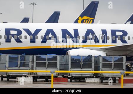 La foto del 14 maggio mostra Ryanair aeromobili e attrezzature ausiliarie parcheggiati presso l'aeroporto di Stansted in Essex.Today la società ha annunciato perdite di £702m. Ryanair ha riportato oggi una perdita annuale record dopo le imposte di £702m dopo che le restrizioni di Covid-19 lo hanno costretto a rottamare oltre il 80% dei voli, ma la compagnia aerea ha detto che ci sono stati segni il recupero era iniziato. Ryanair ha detto che ha volato 27.5 milioni di passeggeri nel suo esercizio finanziario chiuso marzo, in calo rispetto ai 149 milioni dell'anno precedente in quello che ha definito il più impegnativo della sua storia. La compagnia aerea ha ribadito la sua previsione che il numero di passeggeri per il CUR Foto Stock