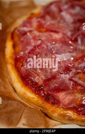 Pizza con coppa di Parma Foto Stock