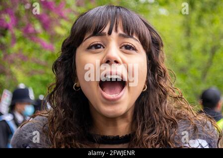 Protetore alla dimostrazione Nazionale per la Palestina, Palestina libera, a Londra, Regno Unito. Giovane femmina che canta Foto Stock