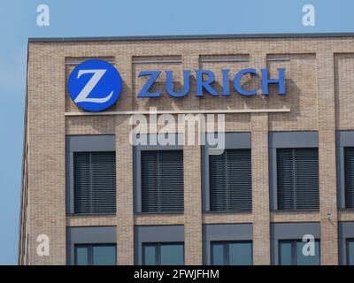 Colonia, Germania. 01 Maggio 2021. Logo, scritta del gruppo assicurativo di Zurigo sul palazzo amministrativo di Colonia Credit: Horst Galuschka/dpa/Horst Galuschka dpa/Alamy Live News Foto Stock