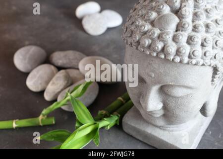 testa di buddha con pietre, bambù e tabulare Foto Stock