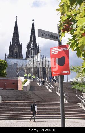 Colonia, Germania. 19 maggio 2021. Segno 'Maskenpflicht' alle scale per il Museo Ludwig, Philharmonie e vista est della Cattedrale di Colonia credito: Horst Galuschka / dpa / Horst Galuschka dpa / Alamy Live News Foto Stock