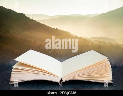 Incredibile autunno paesaggio alba nel Lake District con il sole attraversa la nebbia nella valle di Langdales uscita di pagine in Foto Stock