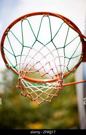 Canestro e rete da basket, decorati, nella colorata enclave artistica di Metalkova a Lubiana, Slovenia Foto Stock