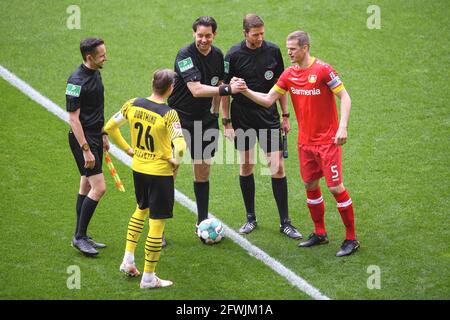 Da sinistra a destra Lukasz PISZCZEK (DO), arbitro Manuel GRAEFE (Grvssve), Sven BENDER (LEV) scegliendo un posto, tutti e tre hanno avuto la loro ultima partita, Calcio 1. Bundesliga, 34th matchday, Borussia Dortmund (DO) - Bayer 04 Leverkusen (LEV) 3: 1, il 22 maggio 2021 a Dortmund/Germania. Foto: Edith Geuppert/GES/Pool via Fotoagentur Sven Simon le normative DFL vietano qualsiasi uso di fotografie come sequenze di immagini e/o quasi-video N. solo per uso editoriale N. Agenzie di Notizie nazionali e internazionali FUORI ¬ Foto Stock