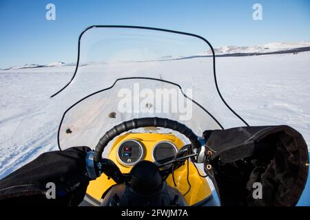 Snowmachining il ramo salice ha puntato il sentiero tra le città artiche di Kotzebue e Noatak nel nord-ovest del distretto artico dell'Alaska, Stati Uniti Foto Stock