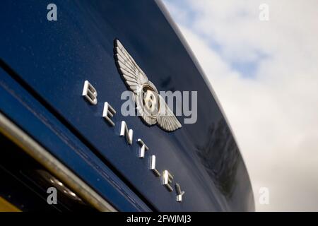 Il logo Bentley Anniversary Wings e la scritta sullo sportello posteriore del bagagliaio di Un Bentley Continental GTC convertibile 2019 Sequin Blue Foto Stock