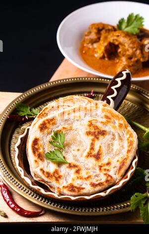 Concetto di cibo fatto in casa roti paratha su tavola di legno con copia spazio Foto Stock