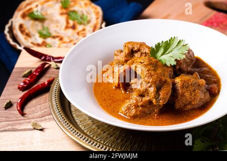 Concetto di cibo casalingo di manzo masala curry e roti paratha on asse di legno con spazio per la copia Foto Stock