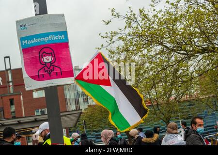 2021. Mai 22 Kiel, am Hauptbahnhof in Kiel fand heute eine dimostrazione unter dem Titel „Aktuelle Lage in Palästina statt. Circa 100 protese Teilnehmer Foto Stock