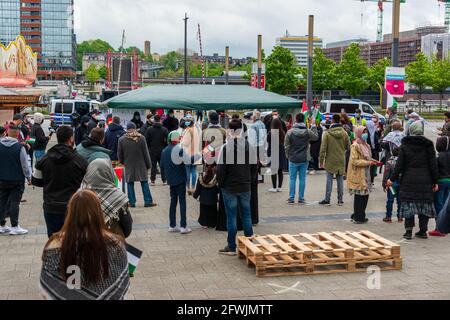 2021. Mai 22 Kiel, am Hauptbahnhof in Kiel fand heute eine dimostrazione unter dem Titel „Aktuelle Lage in Palästina statt. Circa 100 protese Teilnehmer Foto Stock