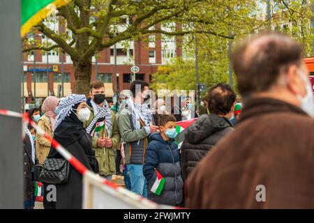 2021. Mai 22 Kiel, am Hauptbahnhof in Kiel fand heute eine dimostrazione unter dem Titel „Aktuelle Lage in Palästina statt. Circa 100 protese Teilnehmer Foto Stock