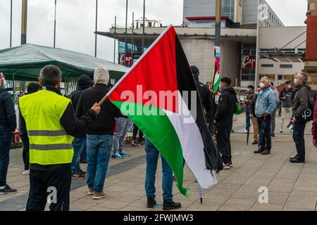 2021. Mai 22 Kiel, am Hauptbahnhof in Kiel fand heute eine dimostrazione unter dem Titel „Aktuelle Lage in Palästina statt. Circa 100 protese Teilnehmer Foto Stock