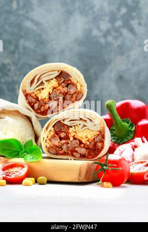 Un burrito - piatto messicano che consiste di una tortilla di farina con vari ingredienti. Piatto tradizionale Foto Stock