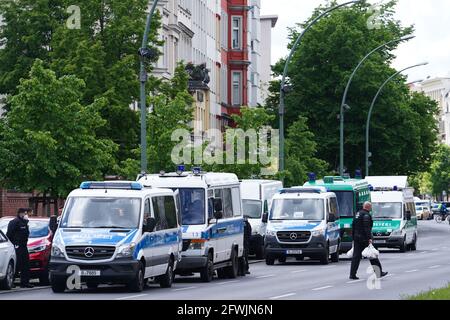 Berlino, Germania. 23 maggio 2021. Numerosi veicoli della polizia sono parcheggiati a Mehringdamm. La sfilata di auto dei gruppi palestinesi annunciata qui per le ore 12 è stata annullata dall'organizzatore. Credit: Jörg Carstensen/dpa/Alamy Live News Foto Stock