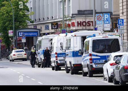 Berlino, Germania. 23 maggio 2021. Numerosi veicoli della polizia sono parcheggiati a Mehringdamm. La sfilata di auto dei gruppi palestinesi annunciata qui per le ore 12 è stata annullata dall'organizzatore. Credit: Jörg Carstensen/dpa/Alamy Live News Foto Stock