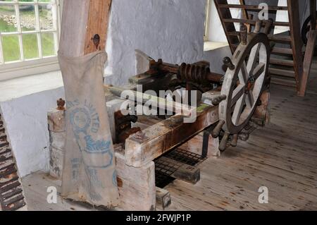 Azionamento a ingranaggi a vite senza fine parte del meccanismo di controllo all'interno del Carew Castle Tidal Mill in Pembrokeshire Galles del Sud. Foto Stock