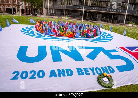 UN75. Bandiere esposte per celebrare il 75° anniversario delle Nazioni Unite a Westminster, Londra, Regno Unito. Celebrazione ritardata dal 2020 Foto Stock