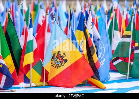 UN75. Bandiere mostrate per celebrare il 75° anniversario delle Nazioni Unite a Westminster, Londra, Regno Unito. Celebrazione ritardata dal 2020. Moldavia centro Foto Stock