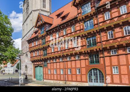 Antico edificio pesato e la chiesa di Andreas a Braunschweig, in Germania Foto Stock