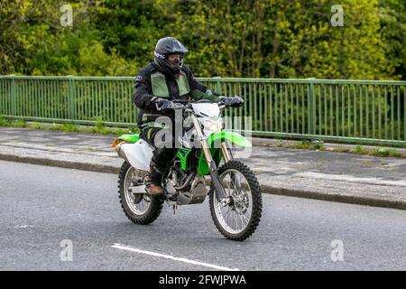 2014 verde Kawasaki 449cc Enduro Dirt bike motociclista; due ruote trasporto, moto, veicolo, strade, Motociclette, motociclette e motociclette che si trovano a Chorley, Regno Unito Foto Stock