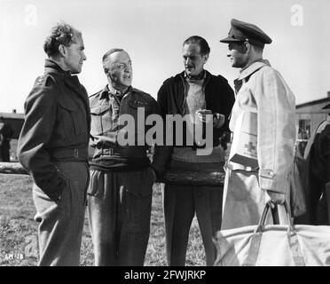 RALPH MICHAEL BASIL RADFORD GUY MIDDLETON E DEREK SI LEGANO IL CUORE PRIGIONIERO 1946 regista BASIL DEARDEN storia originale Patrick La sceneggiatura di Kirwan Angus MacPhail e la direzione artistica di Guy Morgan Michael Produttore di Relph Michael Balcon Ealing Studios / Eagle-Lion Distributors Limited Foto Stock