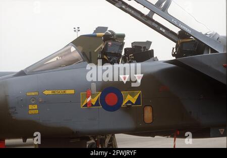 Un primo piano delle marcature dell'area del cockpit di una RAF Panavia Tornado GR1 sul display statico al Mildenhall Air Fete 1991. Foto Stock