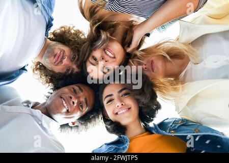 Gruppo multietnico di amici con la testa in cerchio. Foto Stock