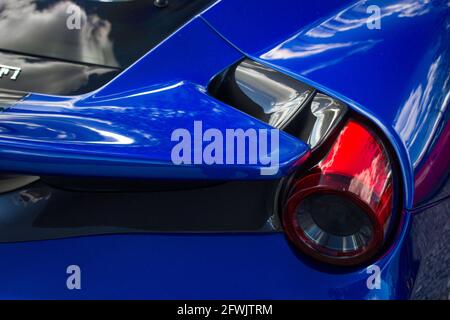 La fibra di carbonio posteriore aerodinamica fibra di carbonio e posteriore LED luce di coda di Una Ferrari 2019 Blu 488 pista Supercar Foto Stock