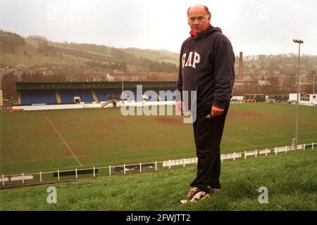 L'allenatore Hawick Rugby Club e l'ex rugby scozzese internazionale Jim Renwick sono stati raffigurati con il terreno e la città oltre. Foto Stock