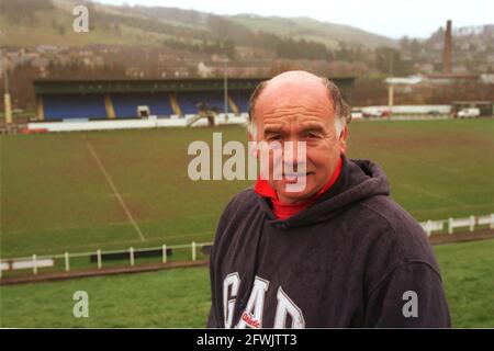 L'allenatore Hawick Rugby Club e l'ex rugby scozzese internazionale Jim Renwick sono stati raffigurati con il terreno e la città oltre. Foto Stock