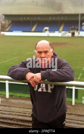 L'allenatore Hawick Rugby Club e l'ex rugby scozzese internazionale Jim Renwick sono stati raffigurati con il terreno e la città oltre. Foto Stock